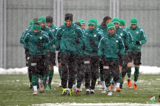 Bursaspor kar altında antreman yaptı