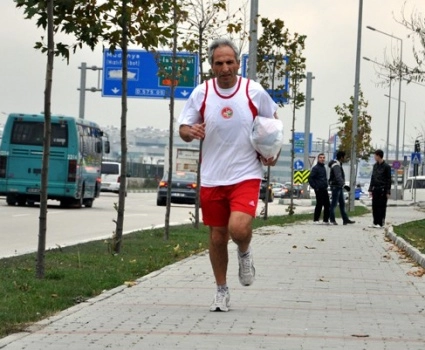 Evden işe her gün 34 kilometre koşuyor