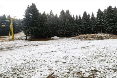 Uludağ'a mevsimin ilk karı düştü