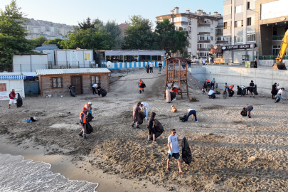 Mudanya'da Belediye Başkanı Dalgıç sahilde çöp temizliği yaptı