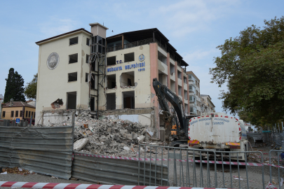 Mudanya'da 50 yıllık belediye binası çürük olduğu için yıkılıyor