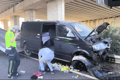 Cenazeden dönen ailenin bulunduğu minibüs bariyerlere saplandı; 10 kişi yaralandı