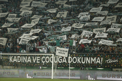 Bursaspor taraftarları öldürülen kadınların isimlerinin yazılı olduğu pankartları açtı