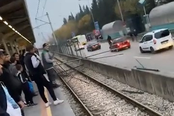 Kamyondan düşen demirler trafik ve metro seferlerini aksattı