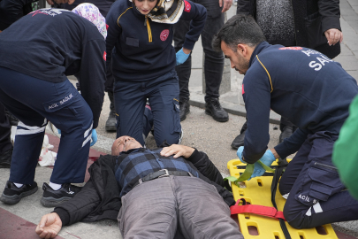 Lodosta çatıdan kopan boru vatandaşın kafasına düştü