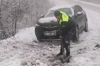 İnegöl'de kar yağışı sürücülere zor anlar yaşattı