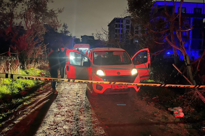 Tartıştığı arkadaşını arabada öldürdü gelen polislere teslim oldu