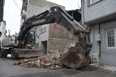 Gemlik'te metruk binalar yıkılıyor