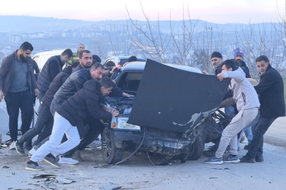 Kazada araçta sıkışan sürücüyü vatandaşlar kurtardı