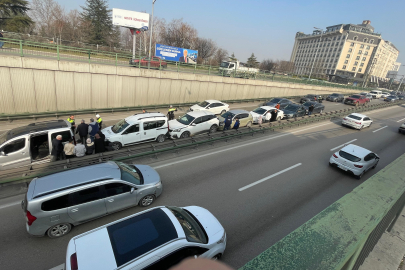 Merinos Kavşağı çarpışan otoya döndü; 7 araç birbirine girdi